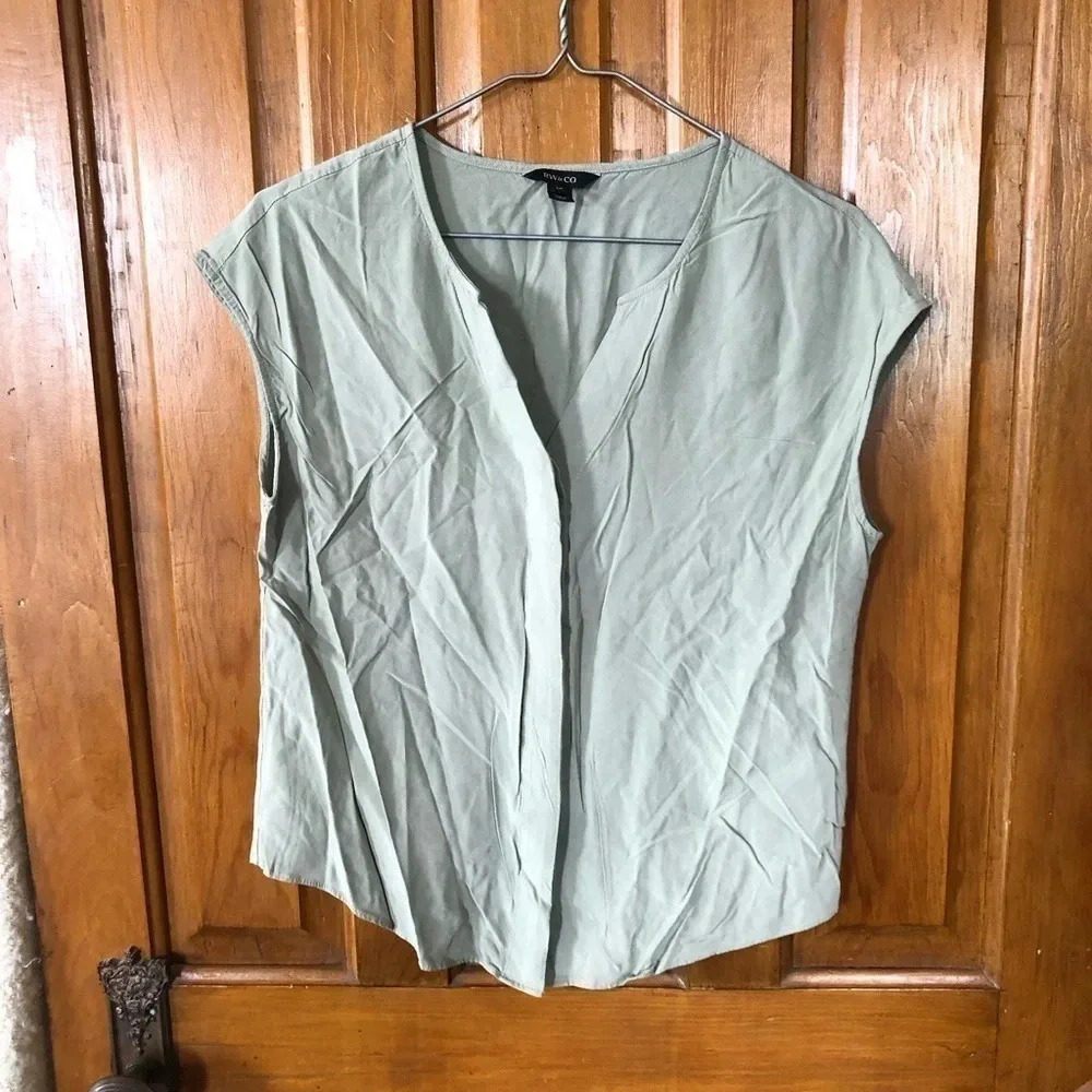 RW&CO. Sleeveless Button Up